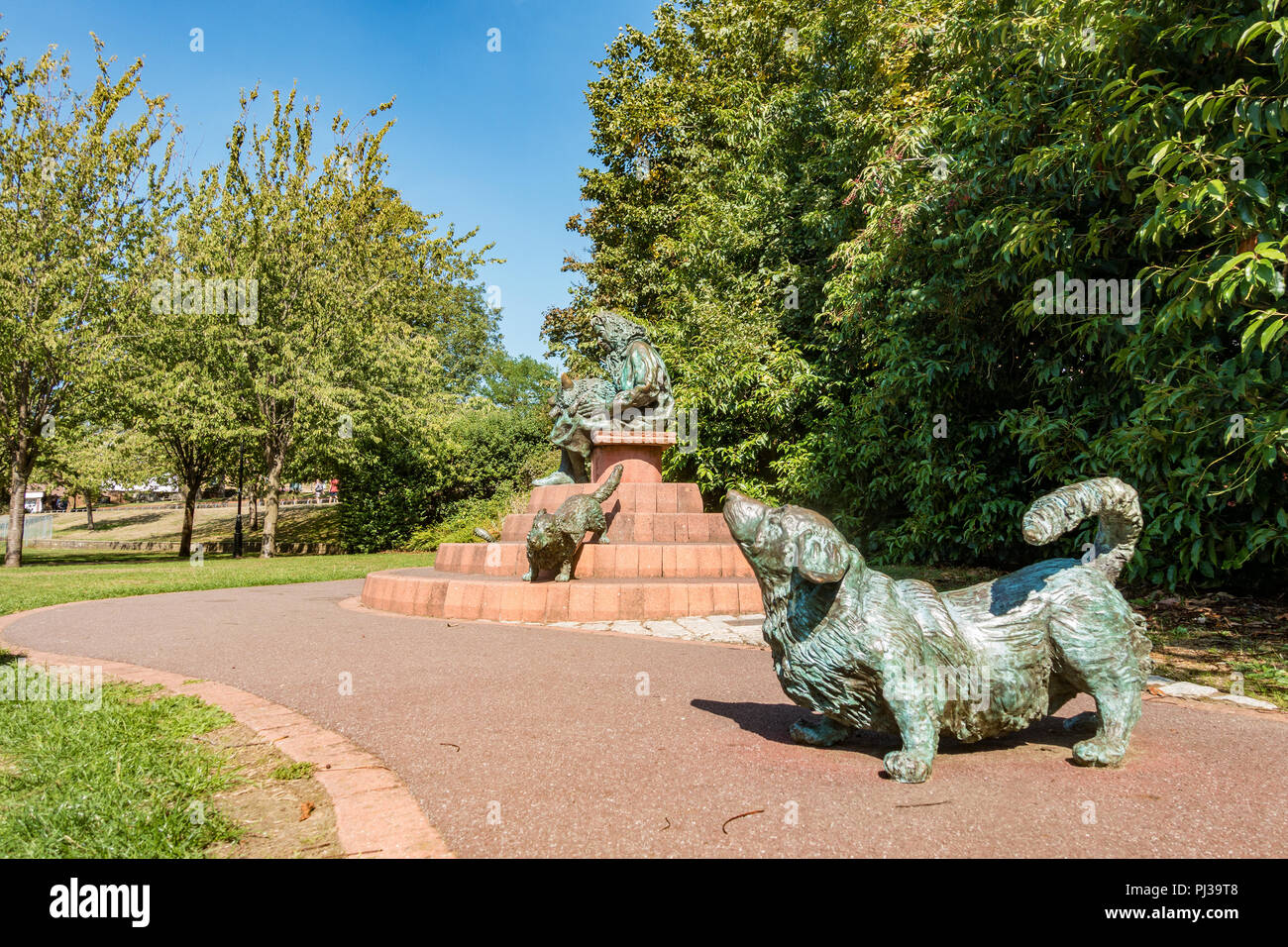 "Windsor Lady" una escultura de la Reina Isabel con sus corgis por Lydia Karpinska está situado en Solteros Acre Park en Windsor, Reino Unido. Foto de stock