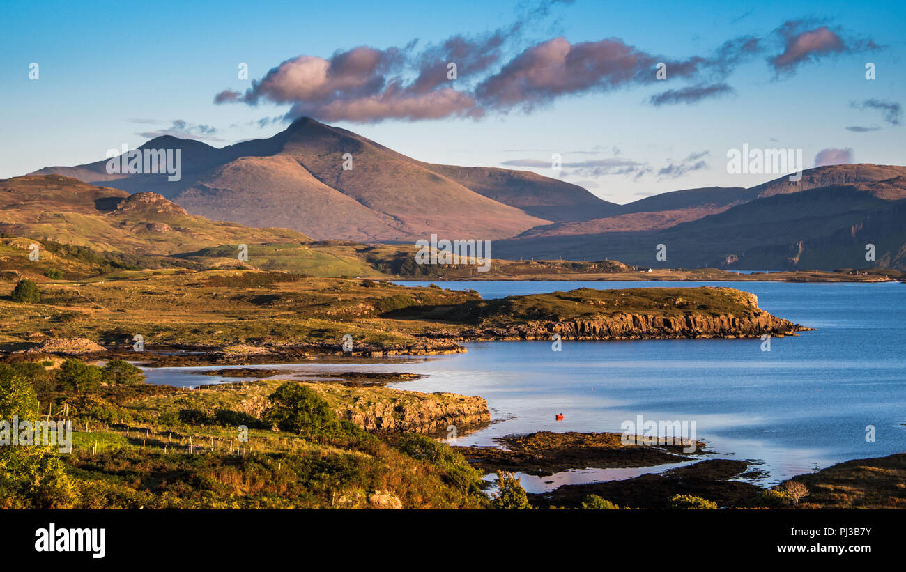 Mirando a Ben más sorprendidos con la luz del atardecer en la isla de Mull, en Escocia Foto de stock