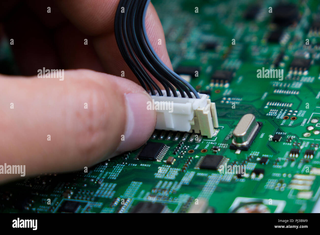 El control de calidad y el ensamblaje de componentes SMT impreso en la  placa de circuitos en el laboratorio de control de calidad de fabricación  de PCB fábrica de alta tecnología Fotografía