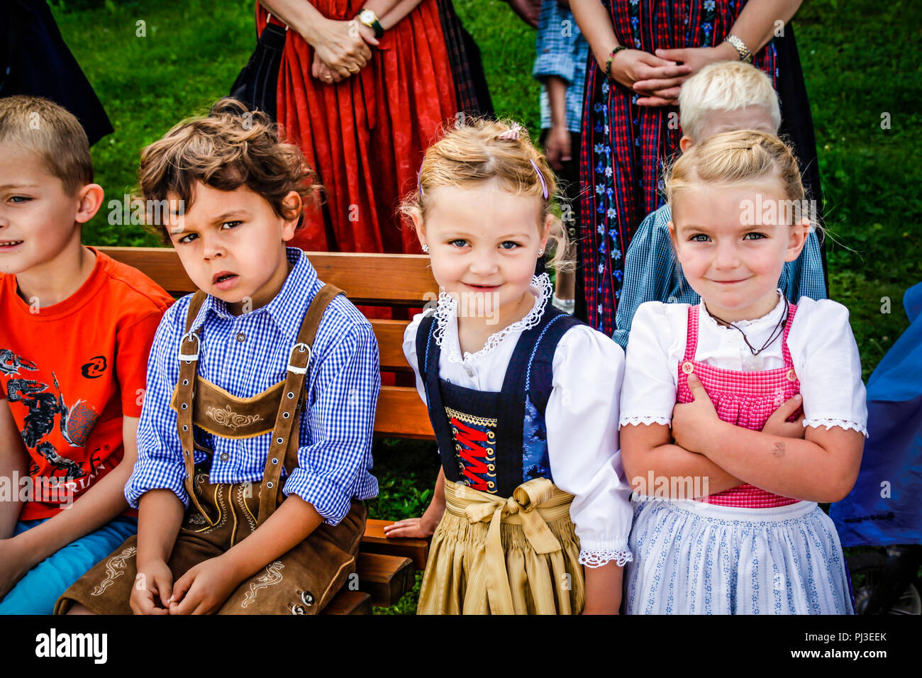 Los niños en traje tradicional tirolés de lederhosen para chicos y dirndl's  para las niñas asistir a patrocinio Día en Reith bei Seefeld, Austria  Fotografía de stock - Alamy