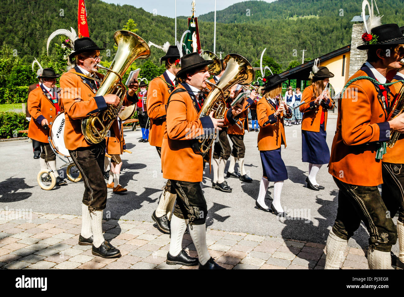 Los integrantes de la banda local de marzo de la plaza de la aldea sobre  mecenazgo día en Reith bei Seefeld, Austria Fotografía de stock - Alamy
