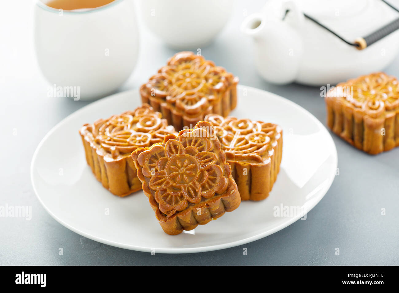 Mooncakes chinos tradicionales con Lotus y pasta de judías Foto de stock