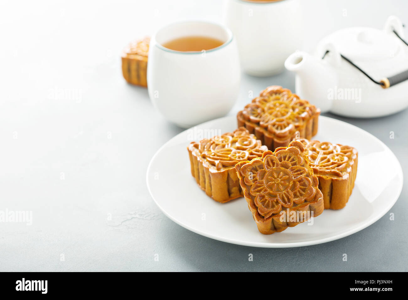 Mooncakes chinos tradicionales con Lotus y pasta de judías Foto de stock