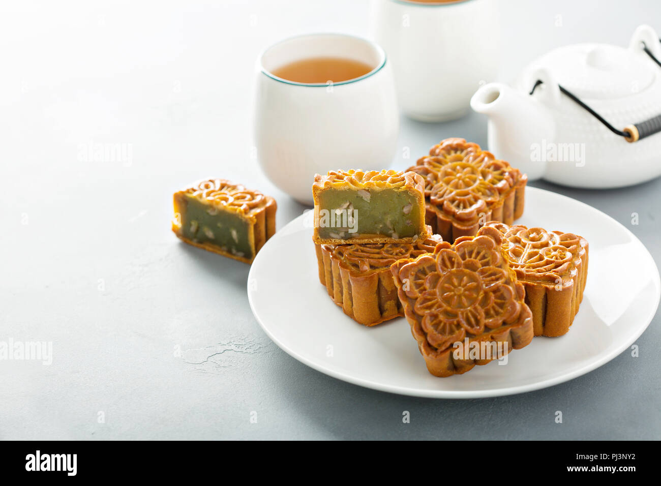 Mooncakes chinos tradicionales con Lotus y pasta de judías y las lonchas cortadas del kernel Foto de stock