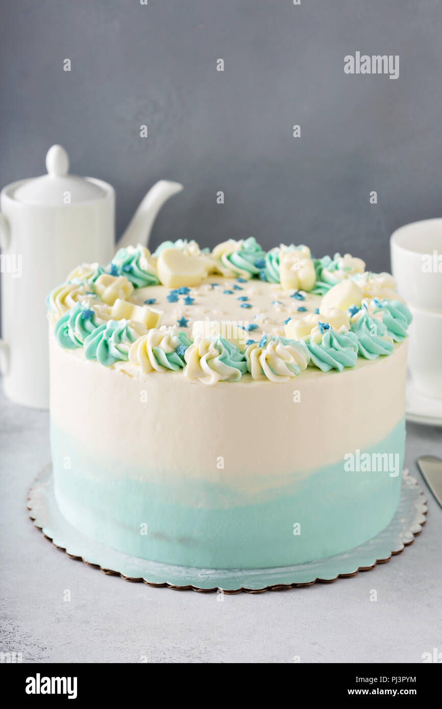 Simple baby shower, cumpleaños o bautismo en blanco y azul pastel para un  niño Fotografía de stock - Alamy