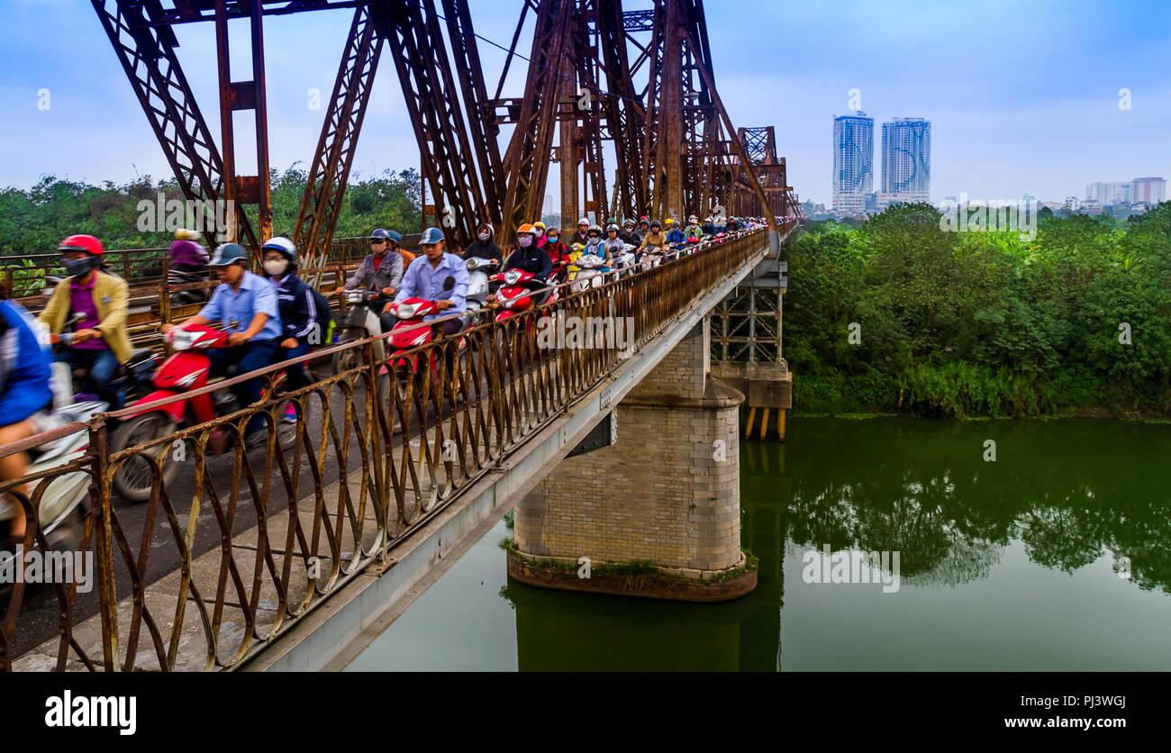 Puente del Río Rojo rush hour en el puente del río rojo de Hanoi. Atascado con motocicletas, Foto de stock