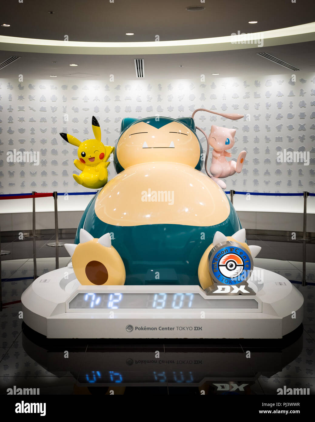 Estatuas De Pikachu Snorlax Kabigon Y Mew Pokemon En El Centro Pokemon Pokemon Center Tokyo Dx Dx Y Pokemon Cafe Nihonbashi Tokio Japon Fotografia De Stock Alamy