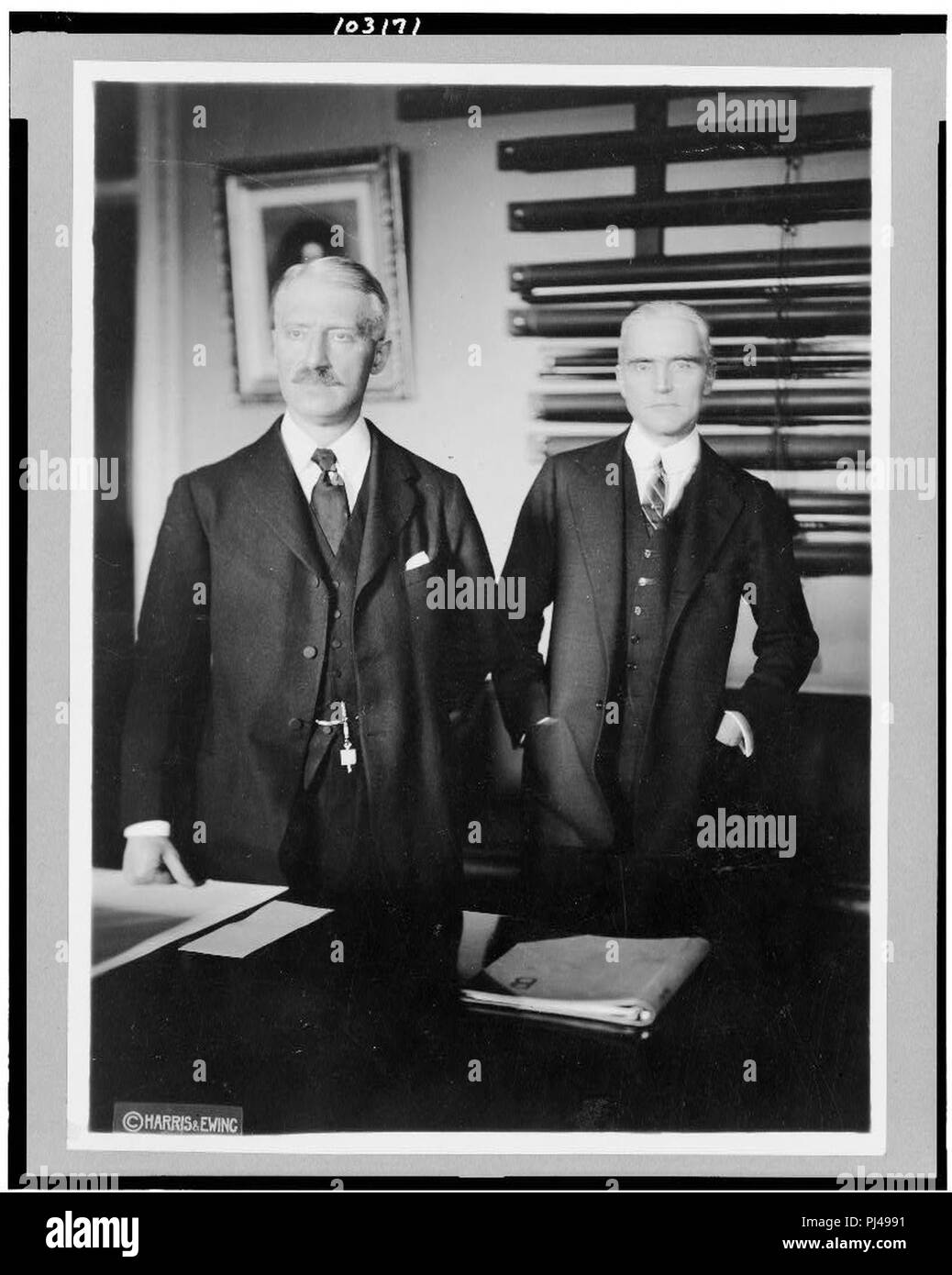 Bainbridge Colby, Secretario de Estado, y Frank Polk Asst. Sec. de estado, plantean, de pie, de tres cuartos de longitud Foto de stock