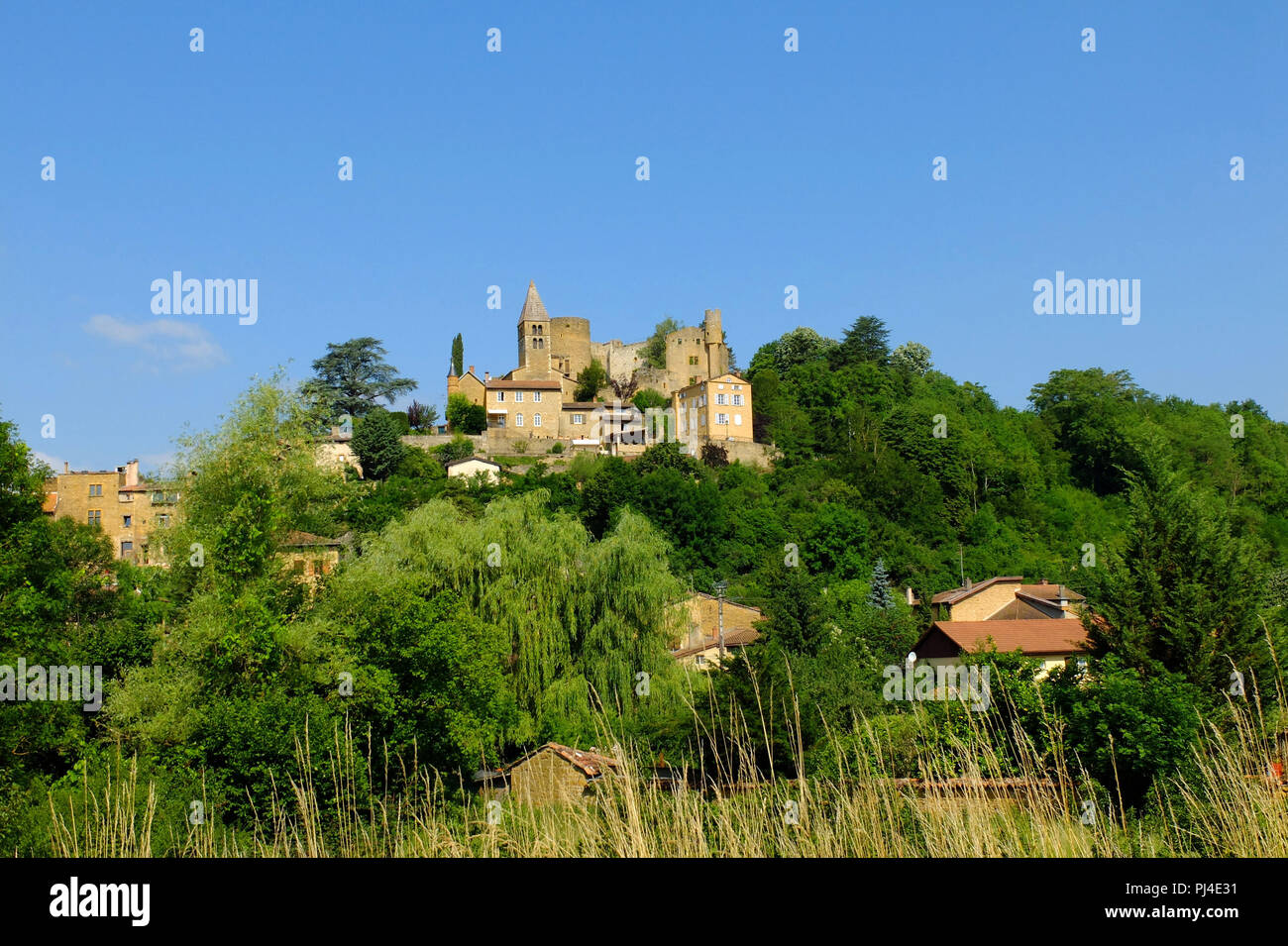 Chatillon (sureste de Francia): la ciudad y las ruinas de la antigua Chatillon-d'Azergues castillo fortificado (siglo XII) Foto de stock