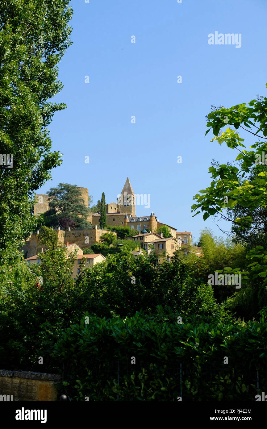 Chatillon (sureste de Francia): la ciudad y las ruinas de la antigua Chatillon-d'Azergues castillo fortificado (siglo XII) Foto de stock