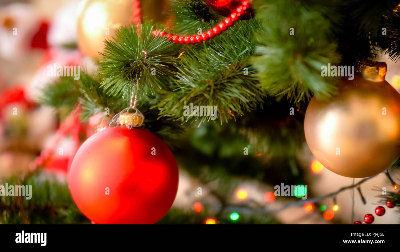 Closeup imagen de bolas rojas y abalorios que adornan el árbol de Navidad Foto de stock