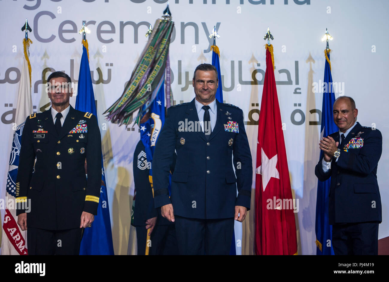 Gen. de EE.UU. Joseph L. Votel, Comandante del Comando Central (CENTCOM), se encuentra con el Teniente Coronel de la Fuerza Aérea de EE.UU. Joseph T. Guastella Jr., Comandante del Comando Central de las Fuerzas Aéreas estadounidenses (AFCENT) y la Fuerza Aérea, el Teniente General Jeffrey L. Harrigian AFCENT, comandante saliente, durante una ceremonia de cambio de mando en la base aérea de Al Udeid, Qatar, el 30 de agosto, 2018. Guastella entraron a la Fuerza Aérea en 1987 como un egresado de la Academia de la Fuerza Aérea de los EE.UU. Él ha volado el F-16 Falcon y combate A-10 Thunderbolt II, sirvió como comandante del ala del ala expedicionaria aérea 455a en el aeródromo de Bagram, Afganistán ha tenido m Foto de stock