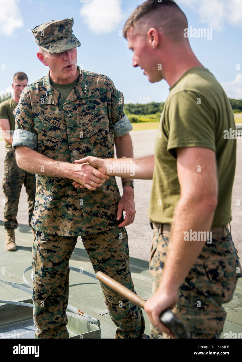 Cuerpo de Marines de EE.UU Lt.Gén. Mark A. Brilakis habla a una marina con 272 Escuadrón de Apoyo ala Marina durante su visita en el campo de aterrizaje auxiliar del Marine Corps Bogue, 28 de agosto de 2018. Lt.Gén. Brilakis visitó el 2nd Marine de alas de avión (2d MAW) con el fin de orientarse en el estado actual de 2d Maw. Brilakis es el comandante general de las Fuerzas Navales de comando. Foto de stock