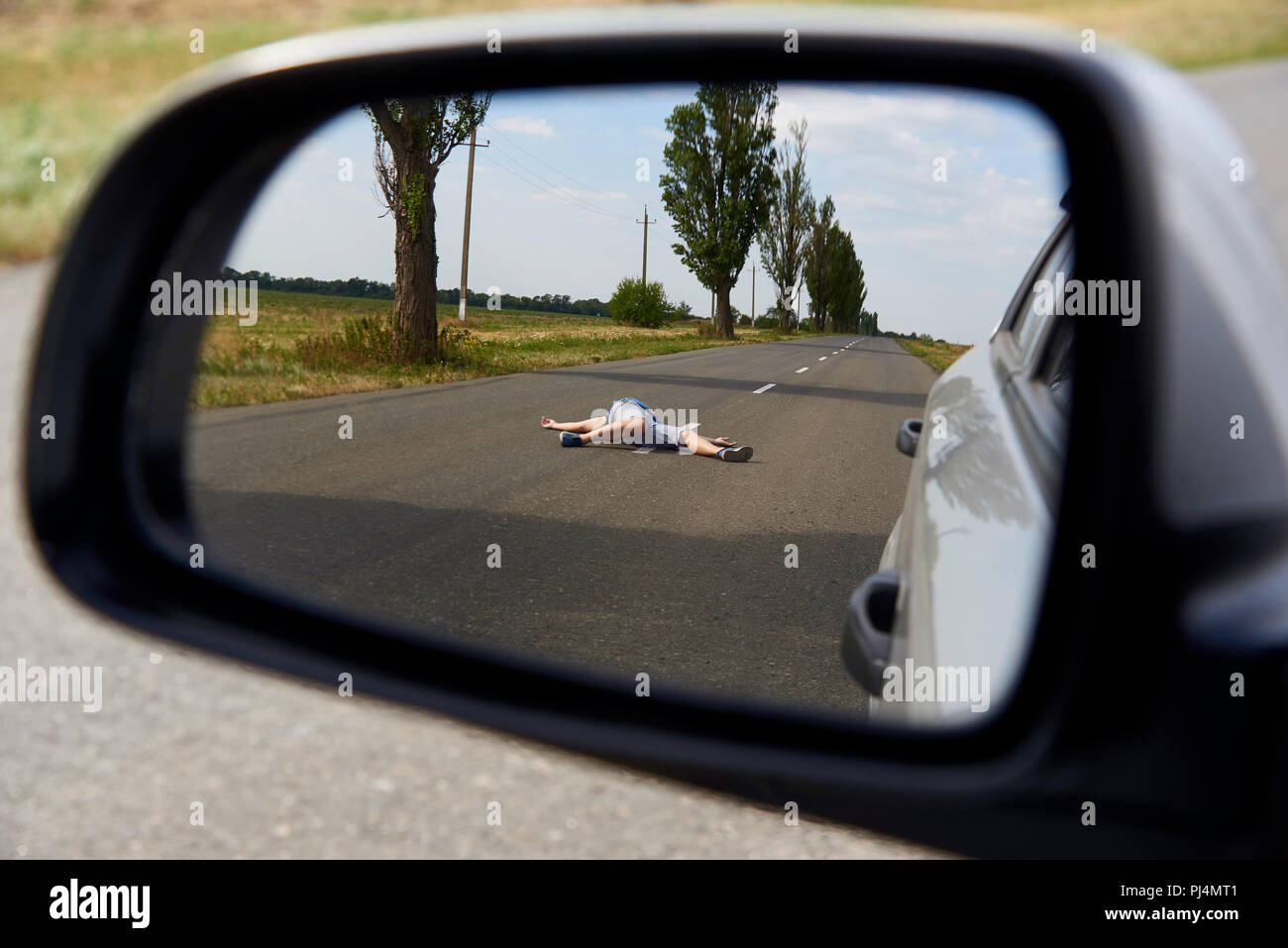 Espejo retrovisor con un hombre atropellado por un coche. Concepto de  accidente Сar Fotografía de stock - Alamy