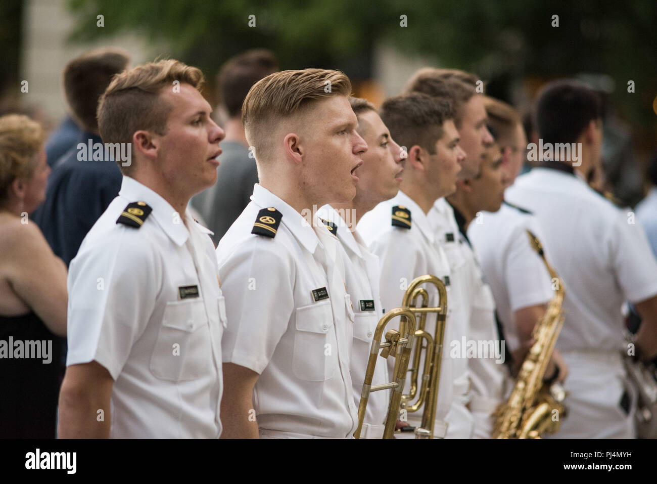 180828-N-DD694-1016 WASHINGTON (Ago. 28, 2018) cadetes de la Academia de la Marina Mercante cantar el Himno Nacional durante una actuación con la banda de la Armada de los Estados Unidos en el Memorial de la Marina. La U.S. Navy Band realiza conciertos semanales durante todo el verano en el Memorial de la Marina. (Ee.Uu. Foto de la Marina por el músico de primera clase, Jonathan Barnes/liberado) Foto de stock