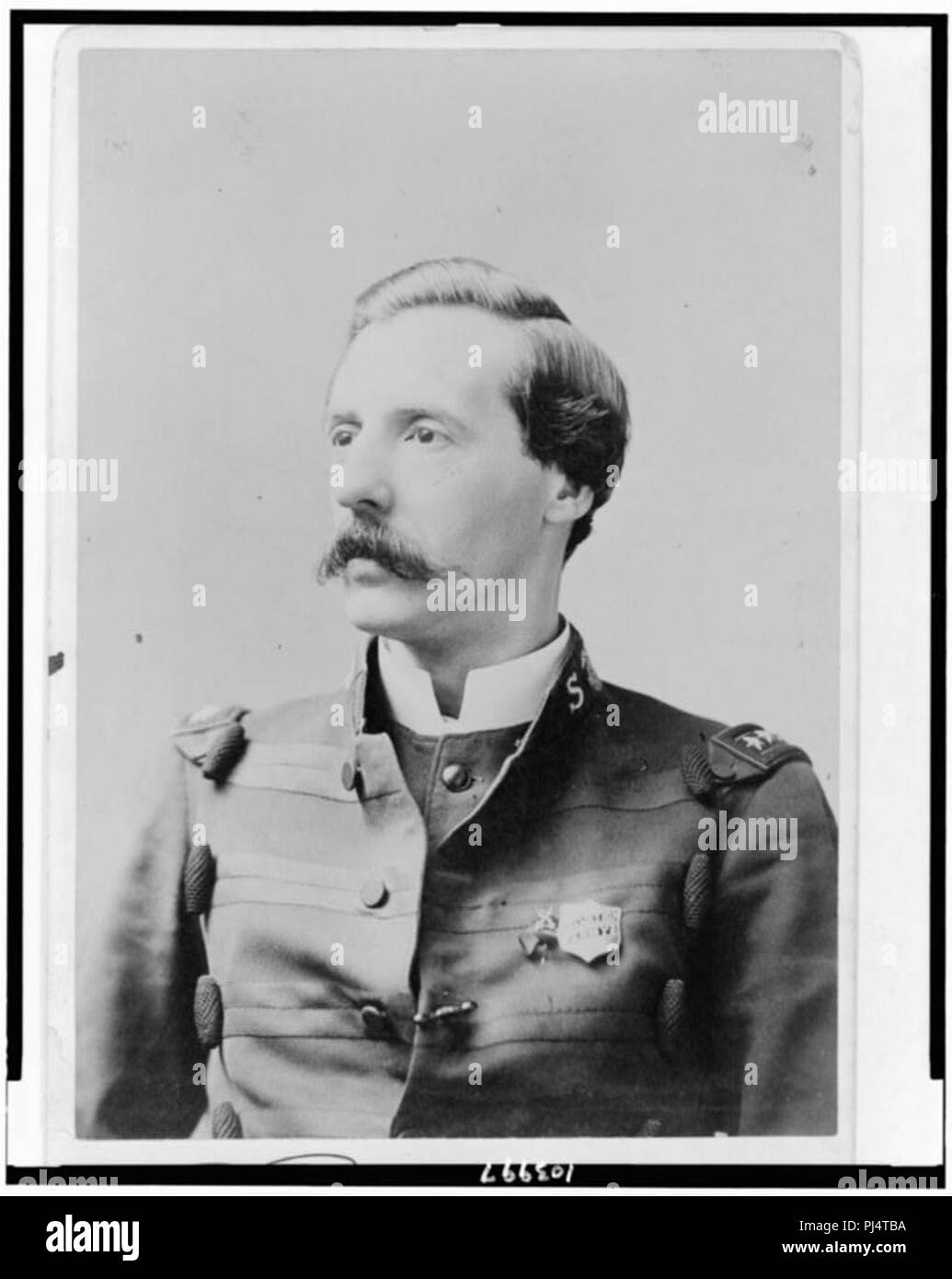 Ballington Booth, cabeza y hombros retrato, mirando hacia la izquierda, vistiendo uniformes del Ejército de Salvación) - Fredricks, Nueva York Foto de stock