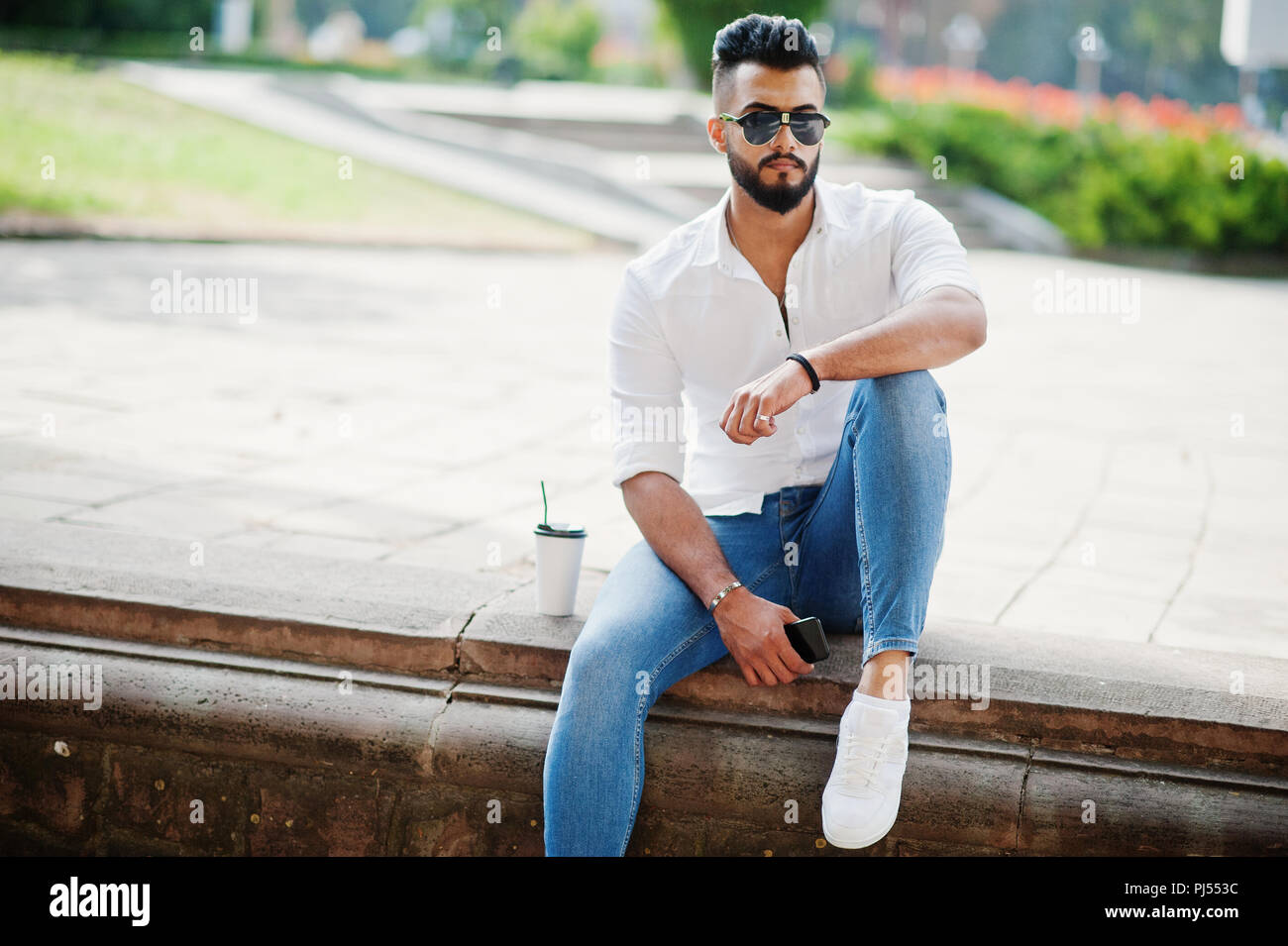 vaqueros y camisa blanca hombre
