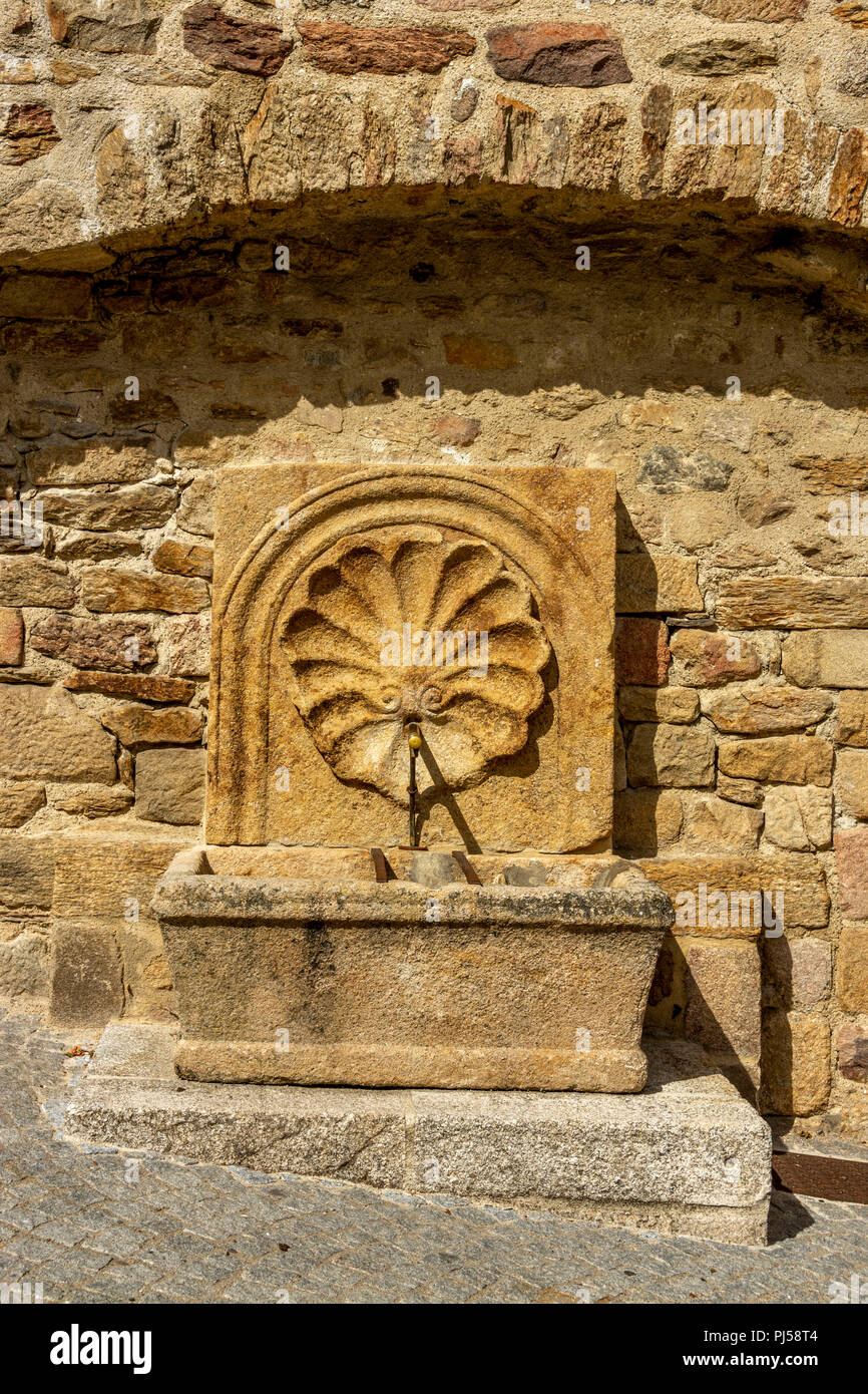 Langogne, fuente en la plaza de los monjes , la Lozere, Occitanie, Francia, Euorpe Foto de stock