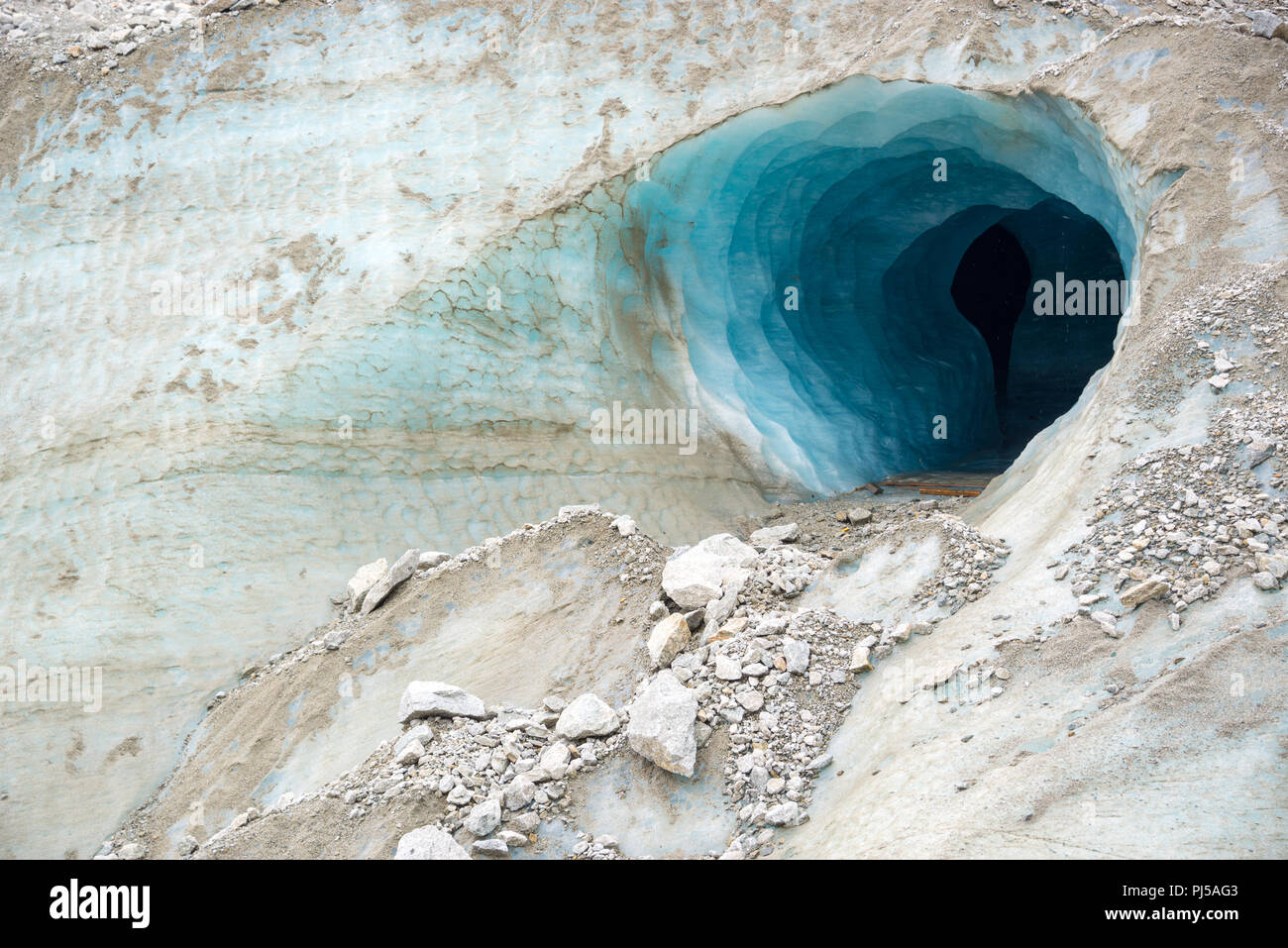 Entrada de una cueva de hielo en el glaciar Mer de Glace, Chamonix Mont Blanc macizo, Los Alpes, Francia Foto de stock