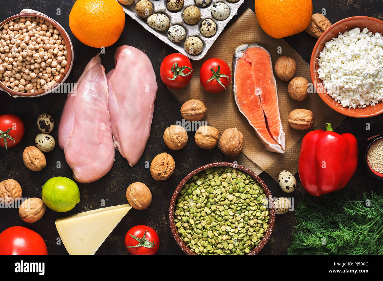 Los productos de la dieta equilibrada. El concepto de alimentación saludable. Antecedentes de una comida saludable. Frutas, verduras, salmón, pechuga de pollo, los cereales. La vista desde arriba, plano laical. Foto de stock