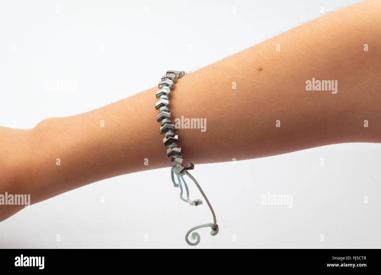 Brazalete en el brazo de una mujer Fotografía de stock - Alamy