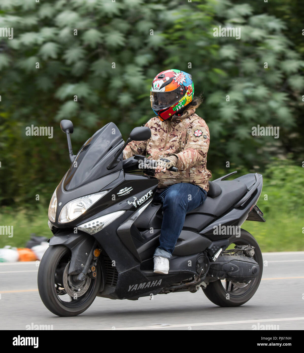 Chiangmai, Tailandia - 3 Agosto 2018: Privado Racing Yamaha TMAX SX. Foto  en la carretera no.121 a unos 8 km del centro de la ciudad de Chiang Mai,  Tailandia Fotografía de stock - Alamy