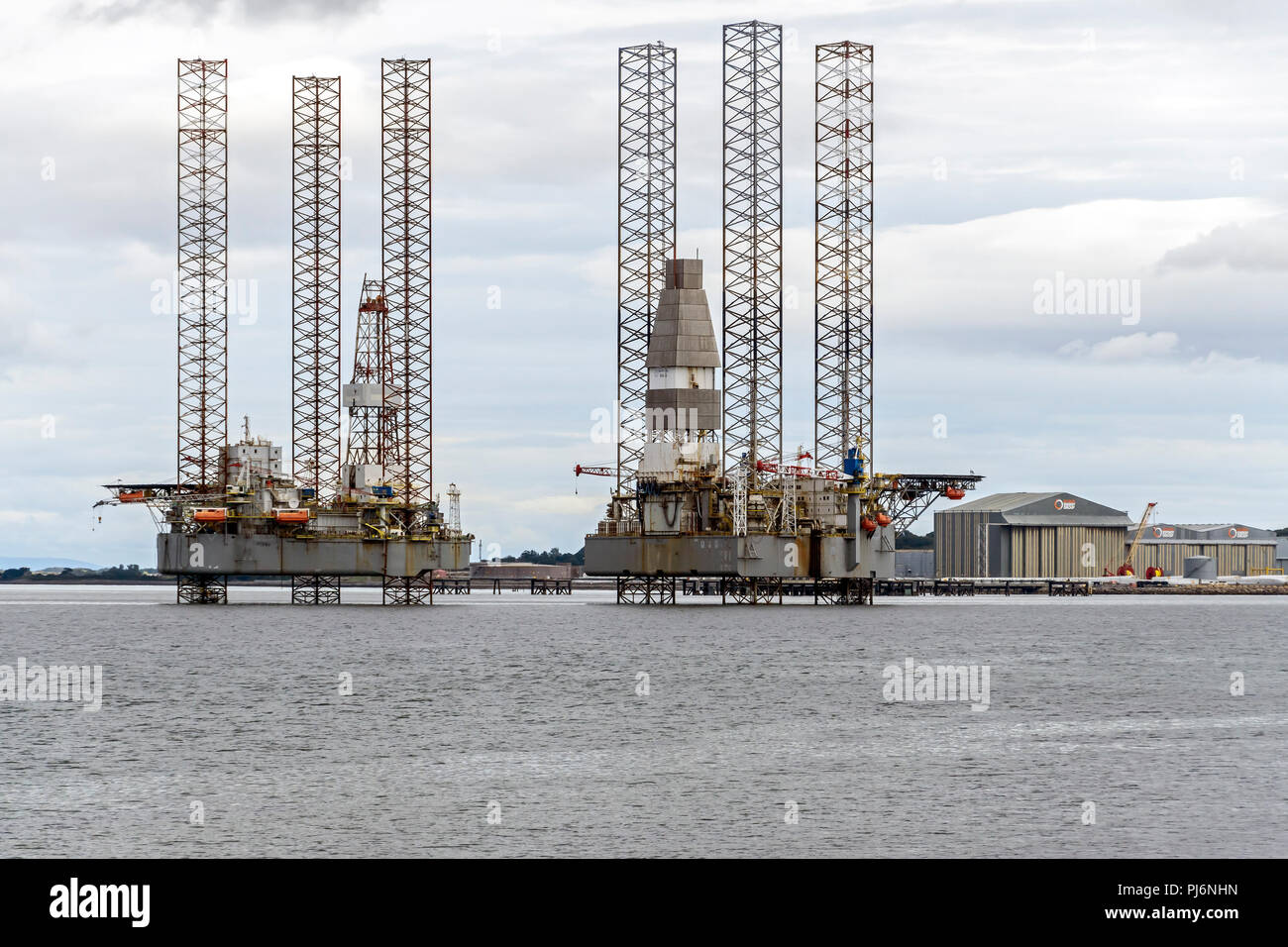 Plataformas de exploración petrolera amarrados en Cromarty Firth cerca Cromarty Highland Escocia Uk Foto de stock