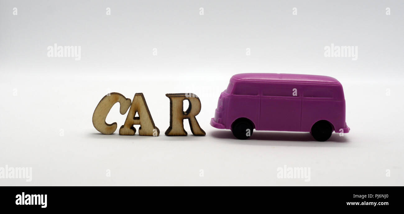 Mini bus juguete púrpura con descripción Foto de stock