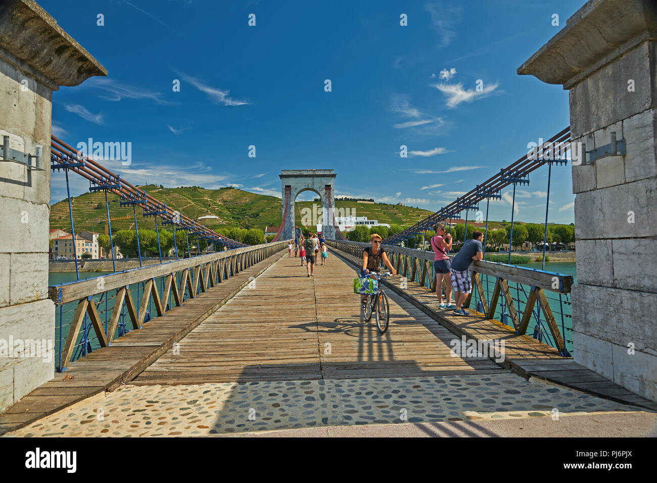 El histórico puente colgante construido por Marc Seguin, cruzando el río Ródano vinculando Tournon Sur Rhone, Ardèche y Tain L'Hermitage, dromo. Francia. Foto de stock