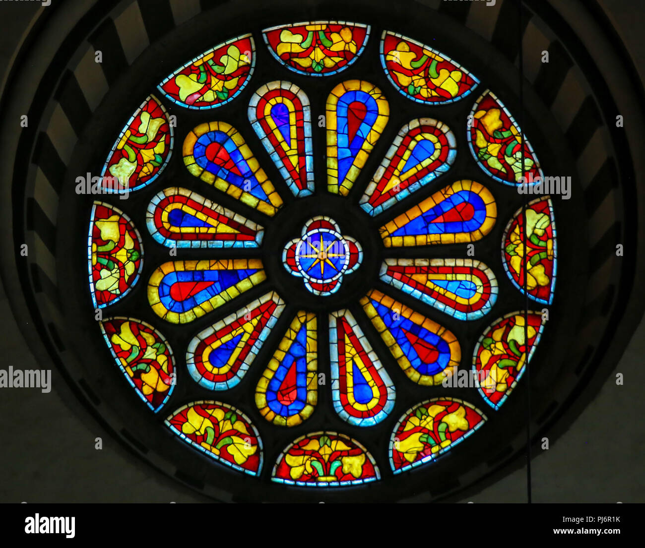 Las vidrieras ventana redonda en la Basílica de Santa Croce, Florencia