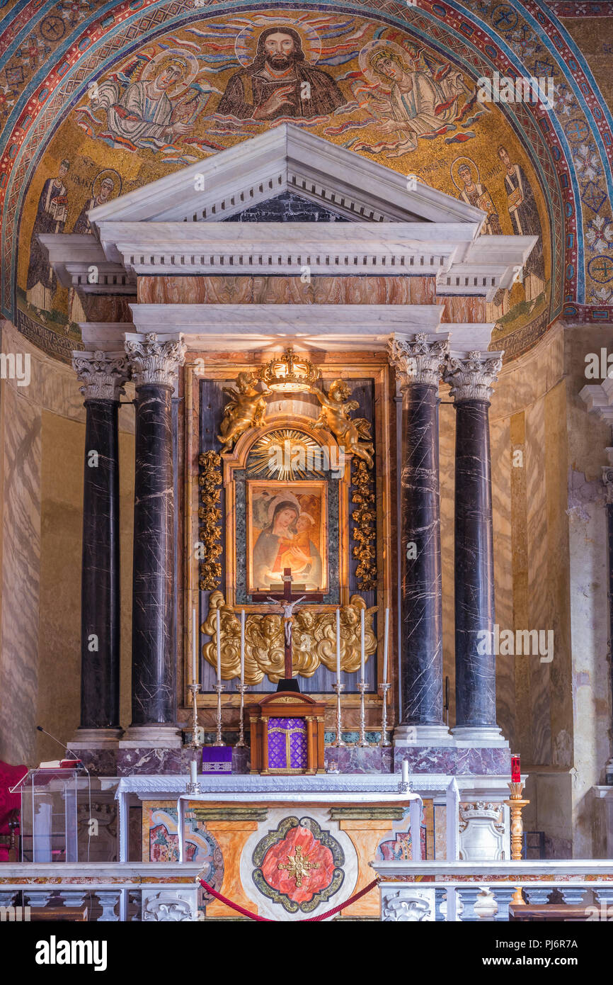 Interior del Baptisterio de San Juan de Letrán, Roma, Lazio, Italia Foto de stock