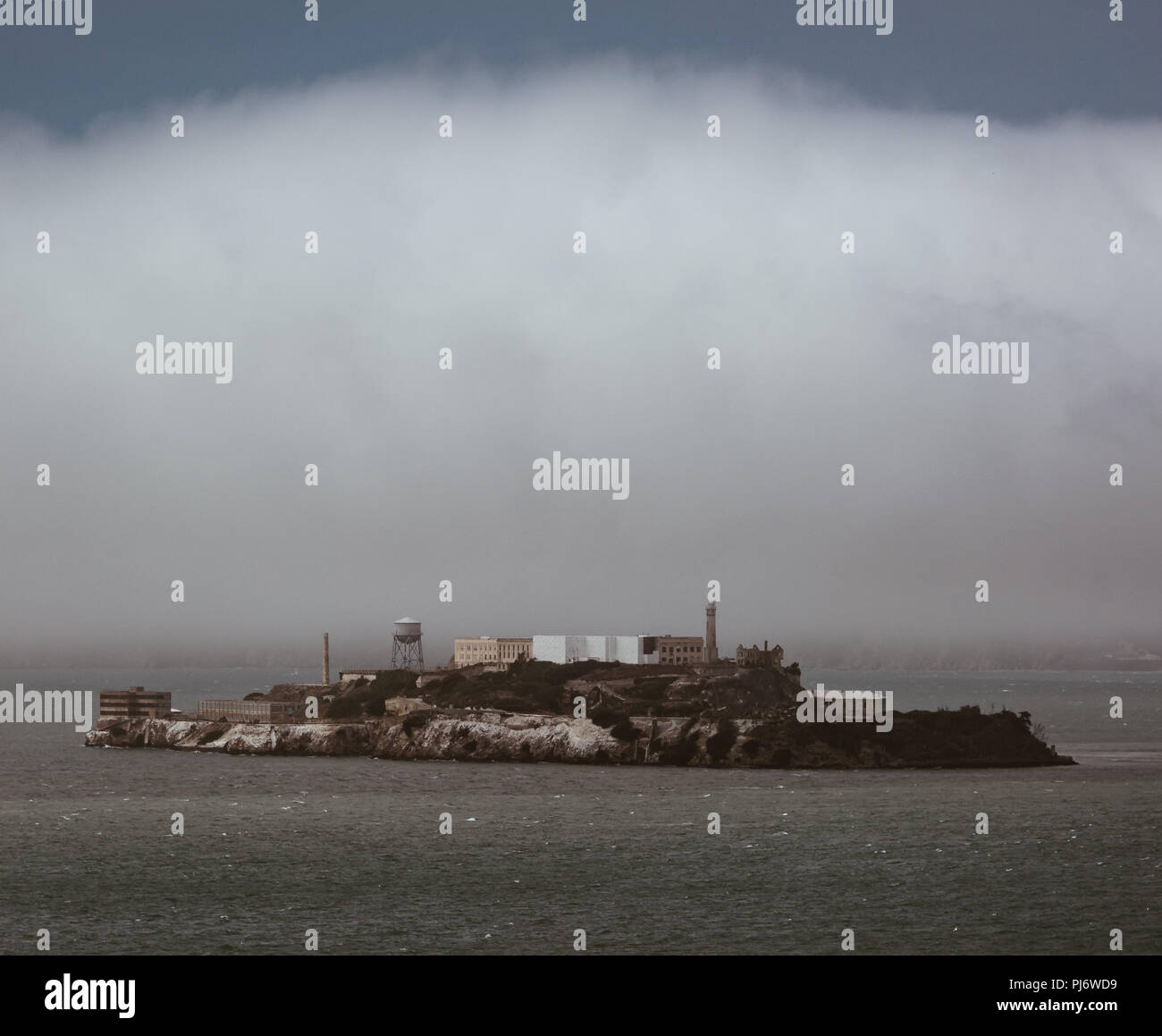 La Isla de Alcatraz, en la niebla de San Francisco. Foto de stock