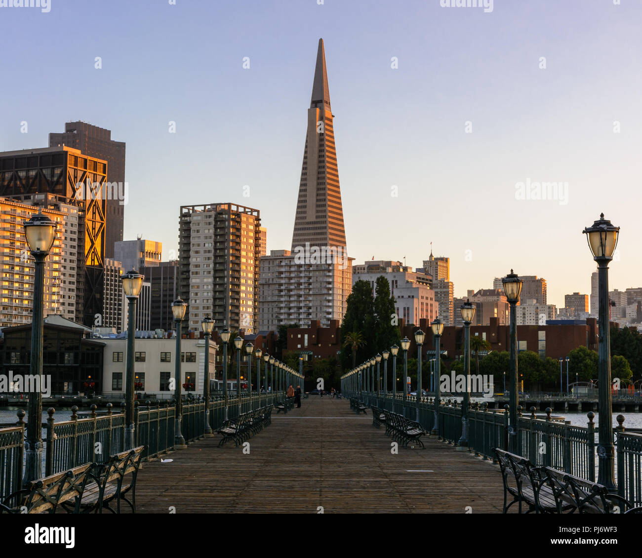 El horizonte de San Francisco al atardecer tomada desde el Muelle 7 Foto de stock