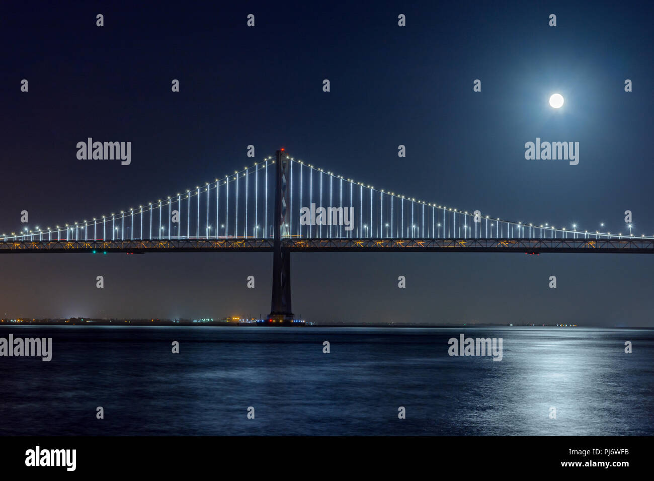 Puente de la Bahía de San Francisco en la noche durante una Luna Llena de Pier 7 Foto de stock