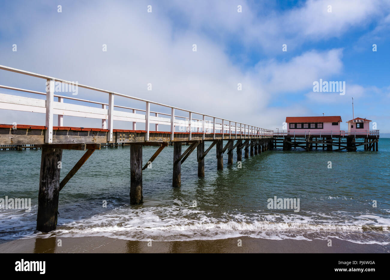 Muelle de madera rumbo a la bahía de San Francisco tomada de Chrissy Playa Campo Foto de stock