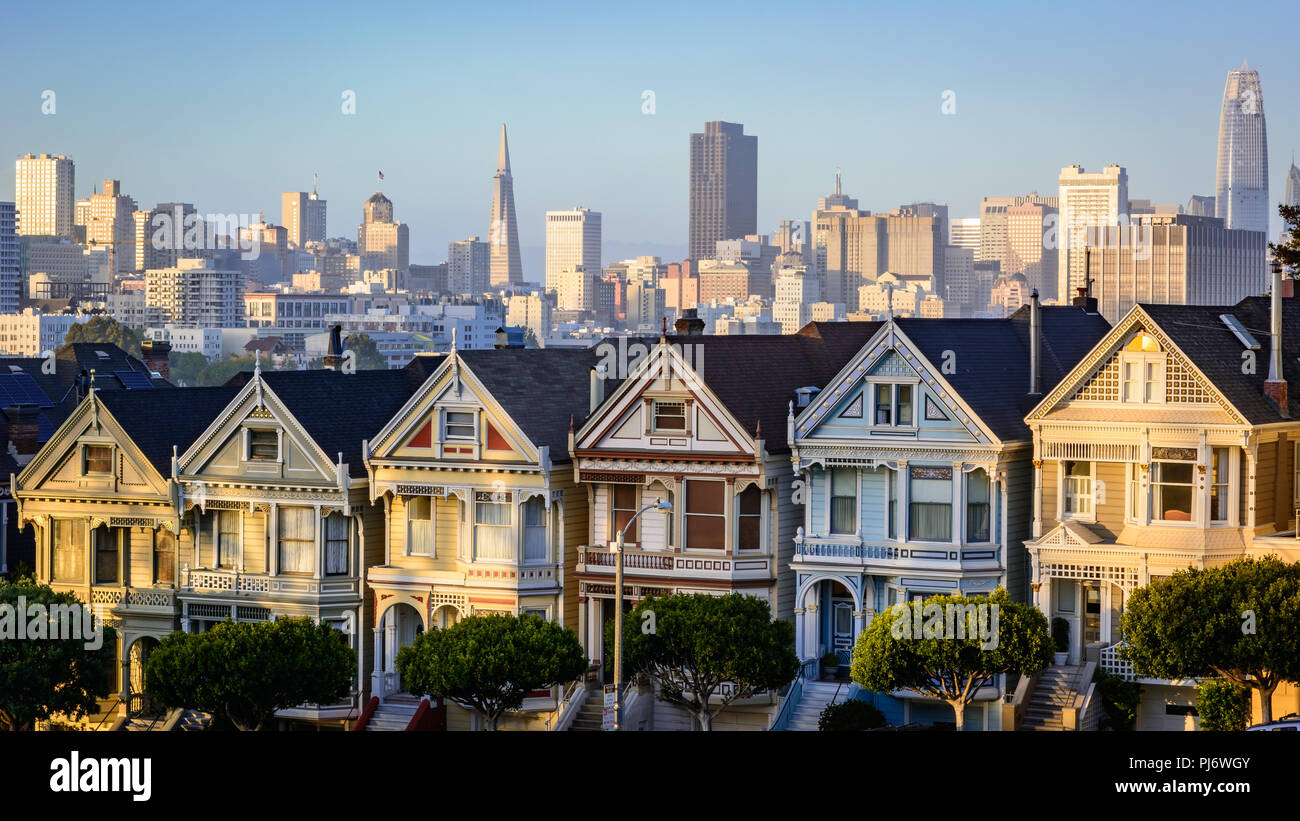 Las casas de la Era Victoriana Damas Pintadas en San Francisco tomada al atardecer Foto de stock