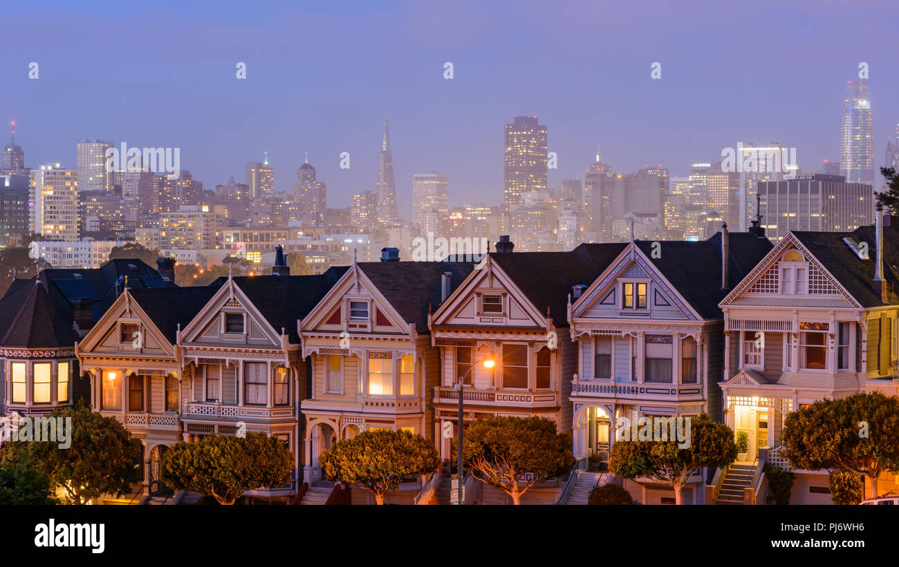 Las casas de la Era Victoriana Damas Pintadas en San Francisco, tomadas por la noche Foto de stock