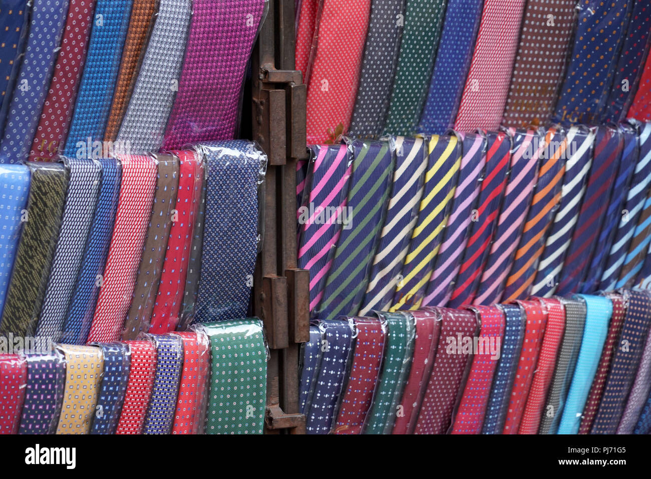 Corbata de seda de diferentes colores en la pantalla stand Fotografía de  stock - Alamy