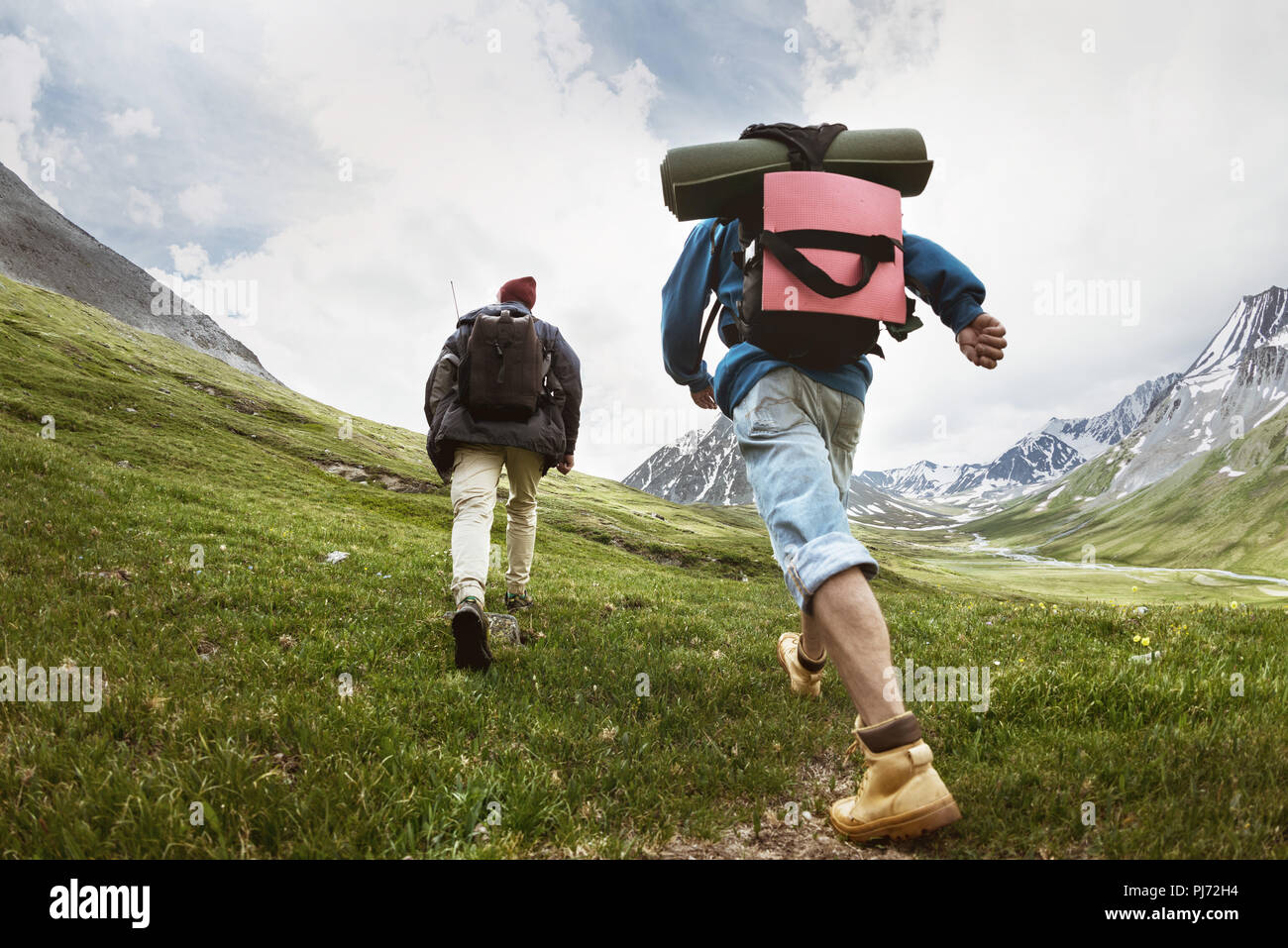 Los turistas en ruta de senderismo en las montañas Foto de stock