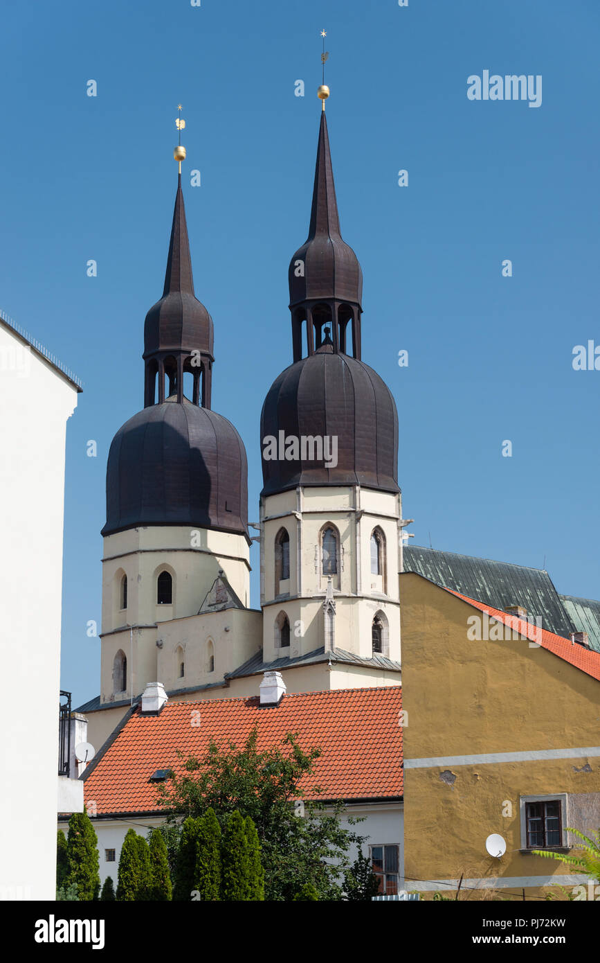 La basílica gótica de San Nicolás" construida en la parte oriental del centro histórico de la ciudad de Trnava, Eslovaquia Foto de stock