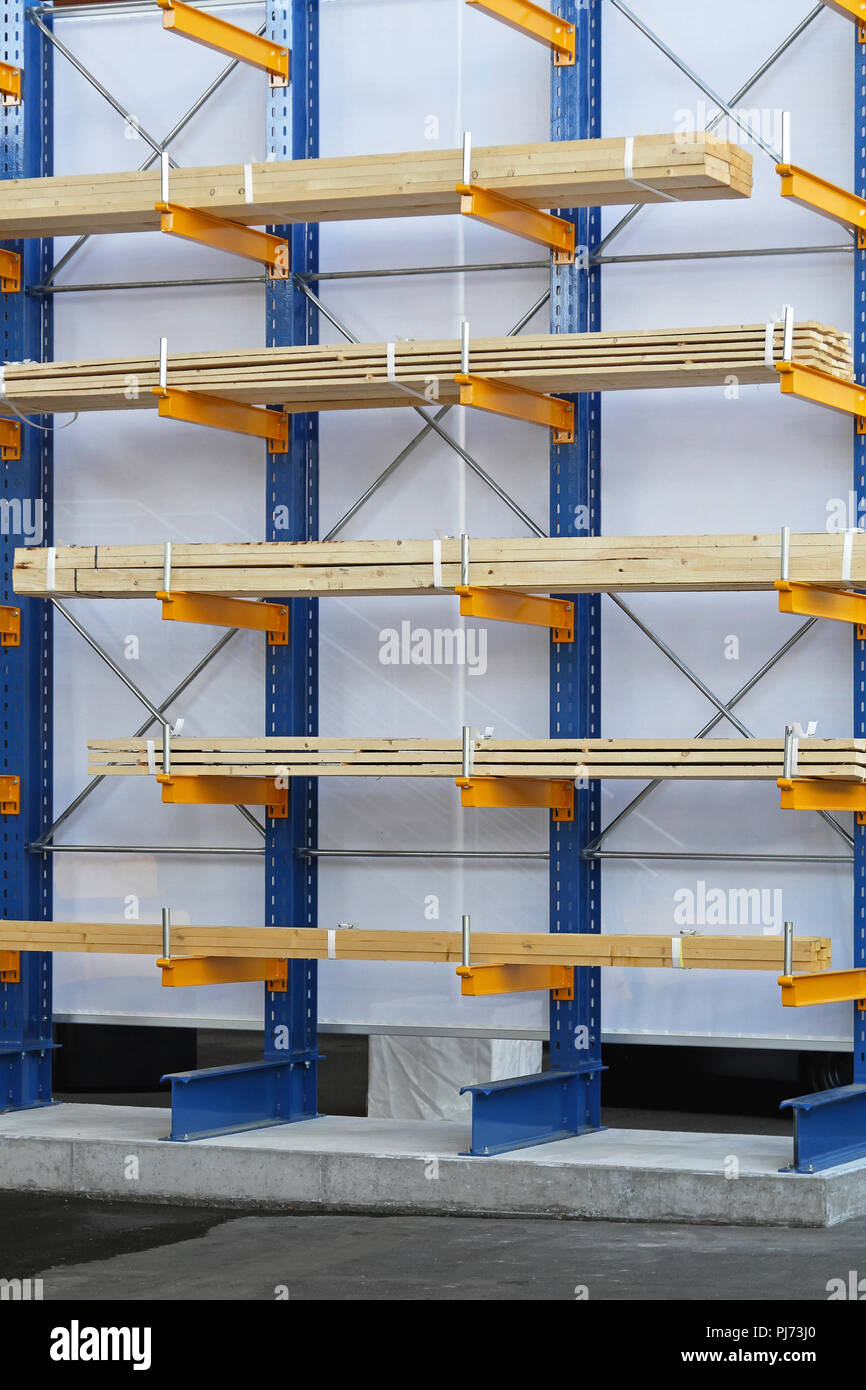 Estanterías del almacén cargado con tableros de madera Fotografía de stock  - Alamy
