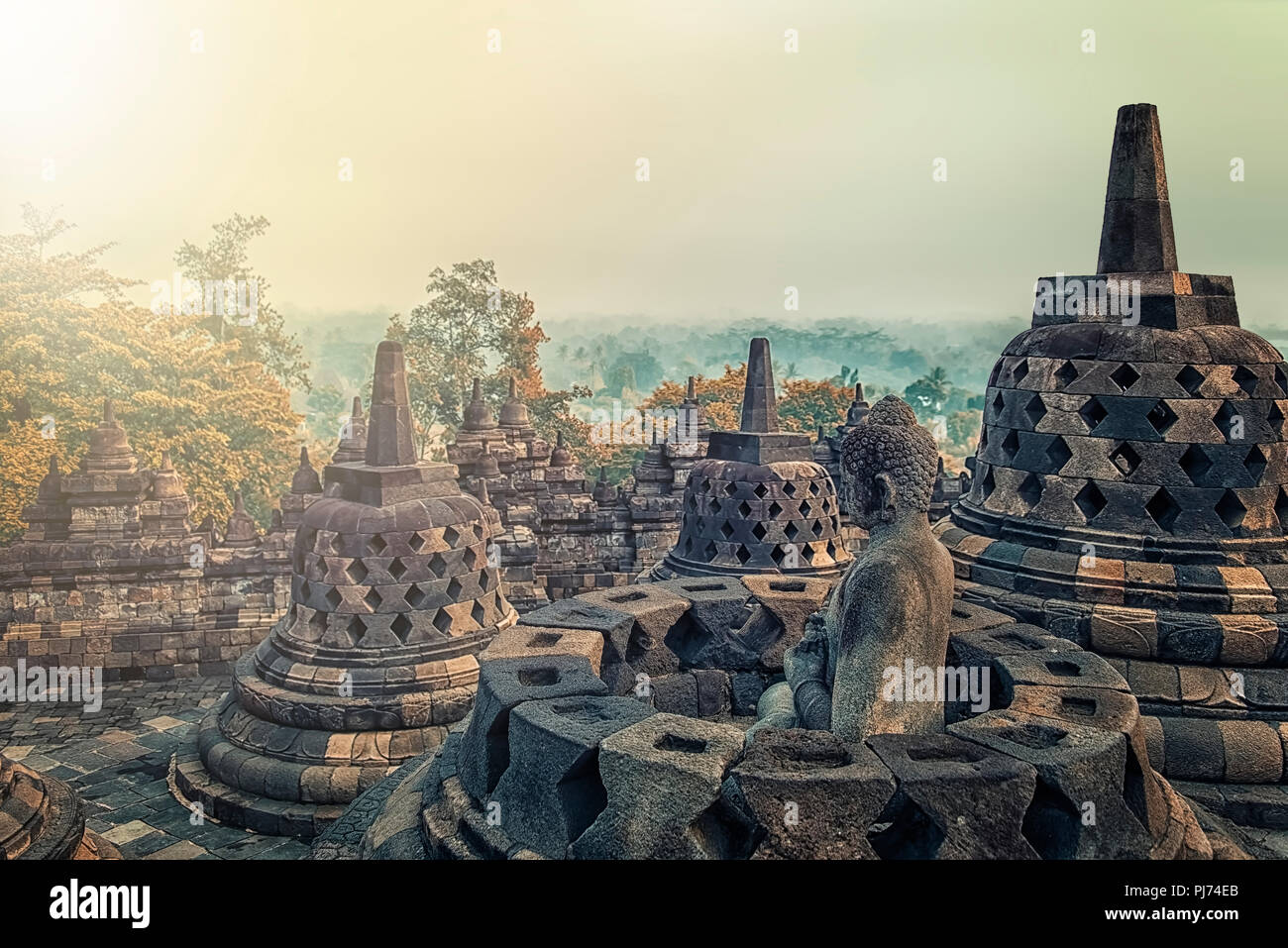 Muy temprano en la mañana en el templo Borobudur en Java Foto de stock