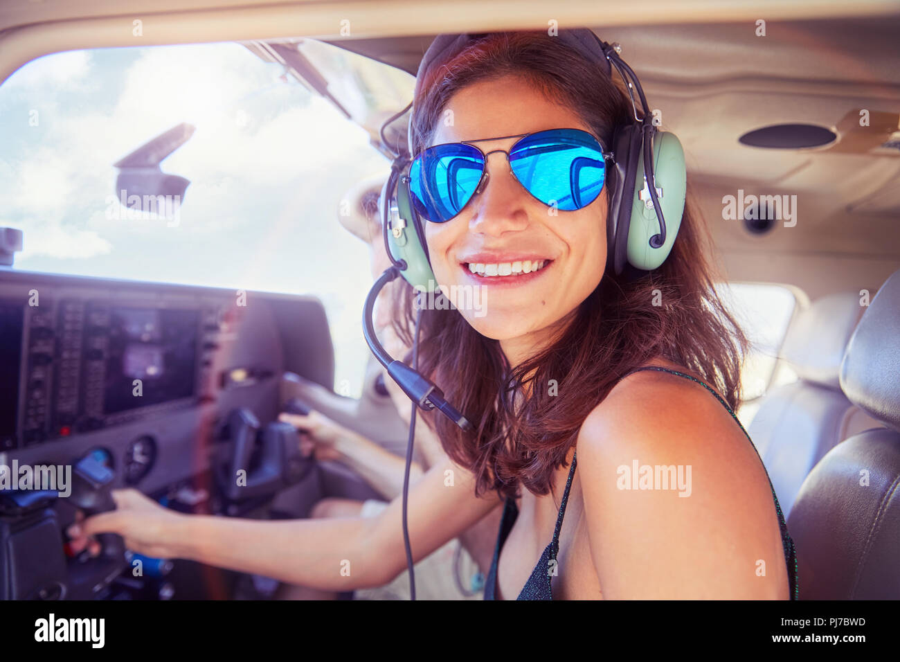 Retrato sonriente, seguro joven volando avión Foto de stock