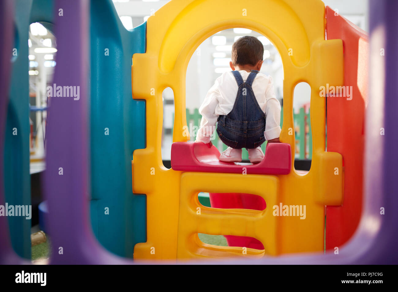 Niño jugando en la diapositiva Foto de stock