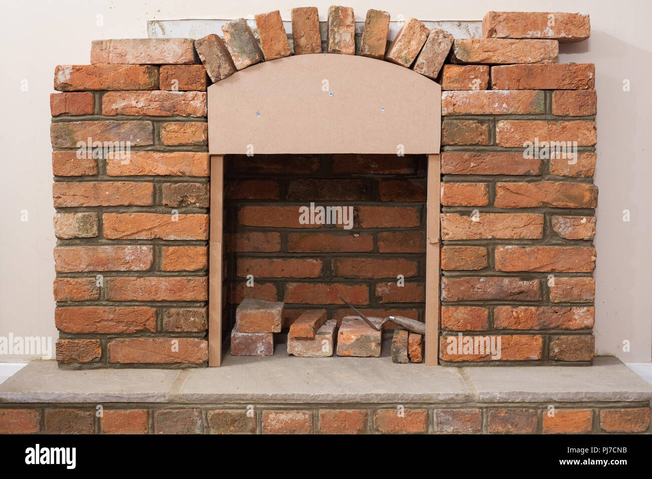 Proyecto de bricolaje en interiores: la construcción de la chimenea de