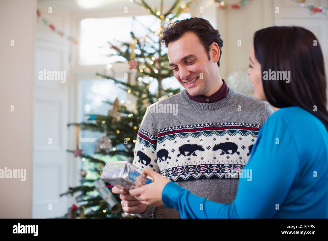 Esposa dando un regalo de Navidad a marido Foto de stock