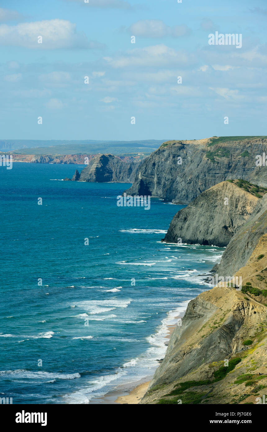 Acantilados en la Costa Vicentina, la salvaje costa Atlántica de Europa. Algarve, Portugal Foto de stock