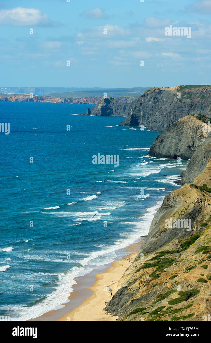 Acantilados en la Costa Vicentina, la salvaje costa Atlántica de Europa. Algarve, Portugal Foto de stock