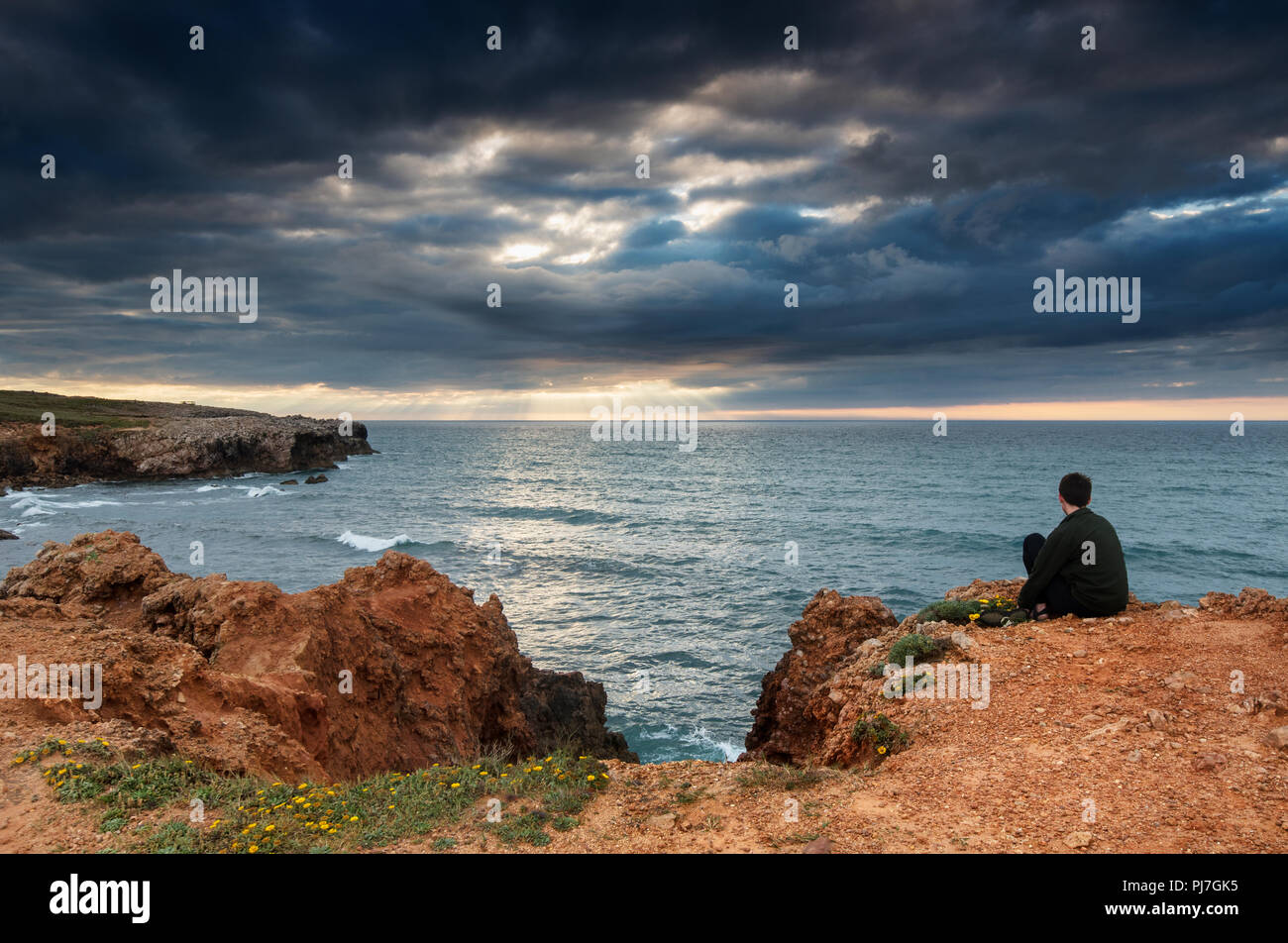 Carrapateira acantilados sobre el Océano Atlántico. Parque Natural do Sudoeste Alentejano e Costa Vicentina, la salvaje costa Atlántica de Europa. Algarve, P Foto de stock