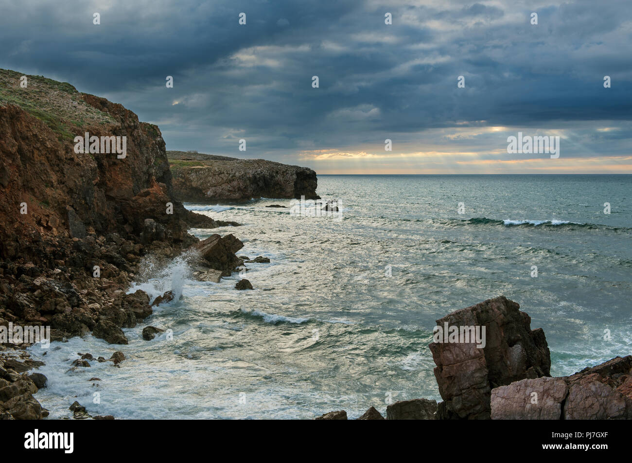 Carrapateira acantilados sobre el Océano Atlántico. Parque Natural do Sudoeste Alentejano e Costa Vicentina, la salvaje costa Atlántica de Europa. Algarve, P Foto de stock